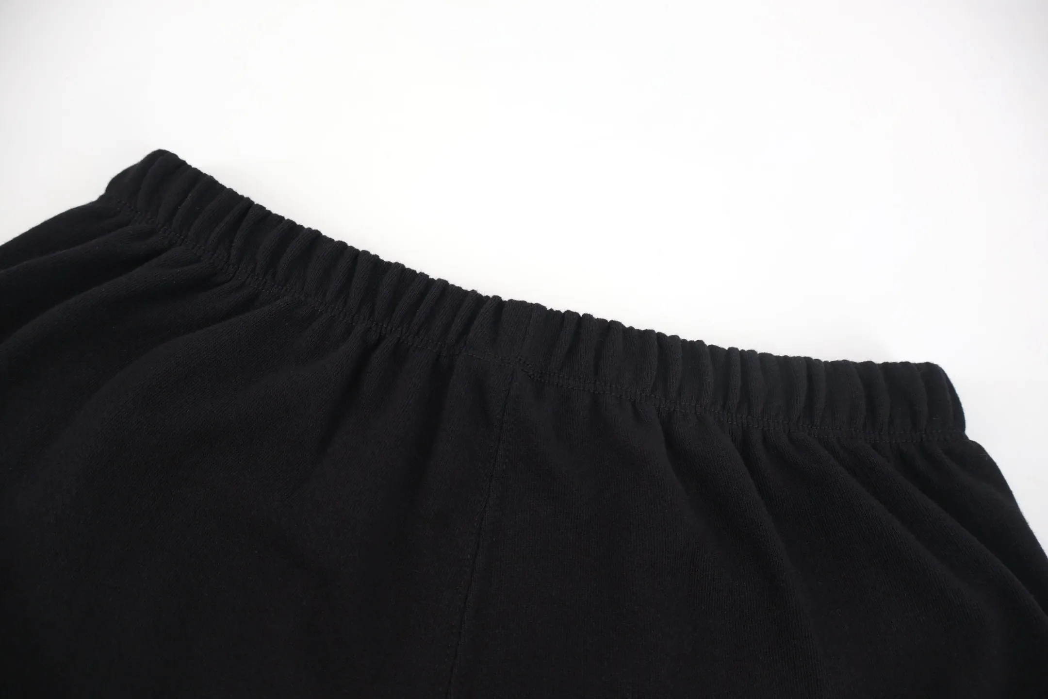 🅿️440 CH Croix heart flocked cross trousers. The fabric is high-definition, ultra-heavy-weight cotton with double yarn and compact Xinjiang cotton. The weight is 320 grams. The cloth surface is clean, the cloth pattern is clear, the hand feels tight and stiff, and the color fastness is high. It does not change shape or discolor. Threads and accessories are all independently developed and customized. The flocked cross at the waistband is laser-cut and then hot-pressed and positioned at fixed points. Calfskin leather label at back waistband. Size:S-M-L-XL